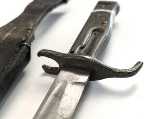 1.Weltkrieg Ersatzseitengewehr mit Koppelschuh, geprägter Stahlgriff, Originallack, Typ EB 47 mit ausgeprägter Laufkralle und Hohlkehle, Abnahmestempel auf Klingenrückenansatz, Gesamtlänge ohne Scheide 43 cm