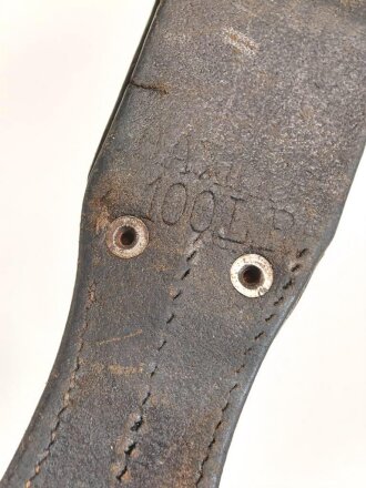 1.Weltkrieg Ersatzseitengewehr mit Koppelschuh, geprägter Stahlgriff, Originallack, Typ EB 47 mit ausgeprägter Laufkralle und Hohlkehle, Abnahmestempel auf Klingenrückenansatz, Gesamtlänge ohne Scheide 43 cm