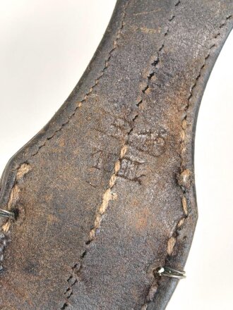 1.Weltkrieg Ersatzseitengewehr mit Koppelschuh, geprägter Stahlgriff, Originallack, Typ EB 47 mit ausgeprägter Laufkralle und Hohlkehle, Abnahmestempel auf Klingenrückenansatz, Gesamtlänge ohne Scheide 43 cm