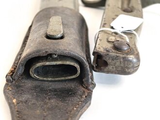 1.Weltkrieg Ersatzseitengewehr mit Koppelschuh, geprägter Stahlgriff, Originallack, Typ EB 47 mit ausgeprägter Laufkralle und Hohlkehle, Abnahmestempel auf Klingenrückenansatz, Gesamtlänge ohne Scheide 43 cm