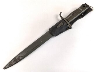 1.Weltkrieg Ersatzseitengewehr mit Koppelschuh, geprägter Stahlgriff, Originallack, Typ EB 47 mit ausgeprägter Laufkralle und Hohlkehle, Abnahmestempel auf Klingenrückenansatz, Gesamtlänge ohne Scheide 43 cm