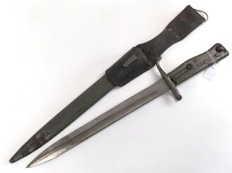 1.Weltkrieg Ersatzseitengewehr mit Koppelschuh, geprägter Stahlgriff, Originallack, Typ EB 47 mit ausgeprägter Laufkralle und Hohlkehle, Abnahmestempel auf Klingenrückenansatz, Gesamtlänge ohne Scheide 43 cm