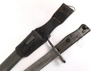 1.Weltkrieg Ersatzseitengewehr mit Koppelschuh, geprägter Stahlgriff, Originallack, Typ EB 47 mit ausgeprägter Laufkralle und Hohlkehle, Abnahmestempel auf Klingenrückenansatz, Gesamtlänge ohne Scheide 43 cm
