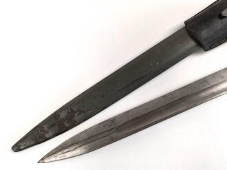 1.Weltkrieg Ersatzseitengewehr mit Koppelschuh, geprägter Stahlgriff, Originallack, Typ EB 47 mit ausgeprägter Laufkralle und Hohlkehle, Abnahmestempel auf Klingenrückenansatz, Gesamtlänge ohne Scheide 43 cm