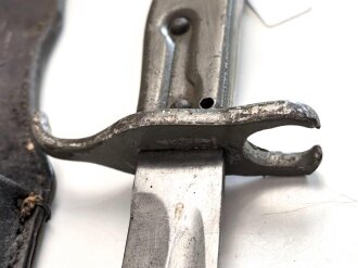 1.Weltkrieg Ersatzseitengewehr mit Koppelschuh, geprägter Stahlgriff, Originallack, Typ EB 47 mit ausgeprägter Laufkralle und Hohlkehle, Abnahmestempel auf Klingenrückenansatz, Gesamtlänge ohne Scheide 43 cm