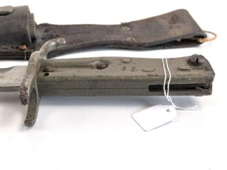 1.Weltkrieg Ersatzseitengewehr mit Koppelschuh, geprägter Stahlgriff, Originallack, Typ EB 47 mit ausgeprägter Laufkralle und Hohlkehle, Abnahmestempel auf Klingenrückenansatz, Gesamtlänge ohne Scheide 43 cm