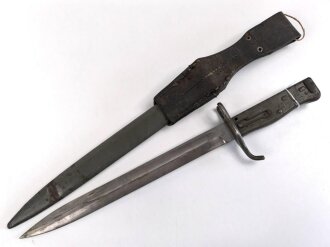 1.Weltkrieg Ersatzseitengewehr mit Koppelschuh, geprägter Stahlgriff, Originallack, Typ EB 47 mit ausgeprägter Laufkralle und Hohlkehle, Abnahmestempel auf Klingenrückenansatz, Gesamtlänge ohne Scheide 43 cm