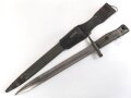 1.Weltkrieg Ersatzseitengewehr mit Koppelschuh, geprägter Stahlgriff, Originallack, Typ EB 47 mit ausgeprägter Laufkralle und Hohlkehle, Abnahmestempel auf Klingenrückenansatz, Gesamtlänge ohne Scheide 43 cm