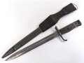1.Weltkrieg Ersatzseitengewehr mit Koppelschuh, geprägter Stahlgriff, Originallack, Typ EB 47 mit ausgeprägter Laufkralle und Hohlkehle, Abnahmestempel auf Klingenrückenansatz, Gesamtlänge ohne Scheide 43 cm