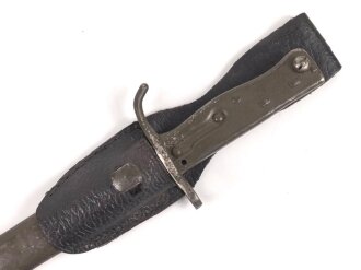 1.Weltkrieg Ersatzseitengewehr in vermutlich neuzeitlichem Koppelschuh. Geprägter Stahlgriff, Originallack auf Stahlscheide und Griff, Typ EB 47 mit ausgeprägter Laufkralle, Klinge mit Hohlkehle