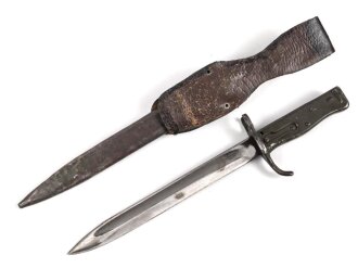 1.Weltkrieg Ersatzseitengewehr in vermutlich neuzeitlichem Koppelschuh. Geprägter Stahlgriff, Originallack auf Stahlscheide und Griff, Typ EB 47 mit ausgeprägter Laufkralle, Klinge mit Hohlkehle