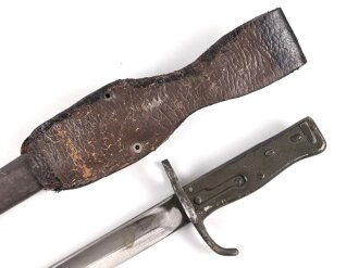 1.Weltkrieg Ersatzseitengewehr in vermutlich neuzeitlichem Koppelschuh. Geprägter Stahlgriff, Originallack auf Stahlscheide und Griff, Typ EB 47 mit ausgeprägter Laufkralle, Klinge mit Hohlkehle