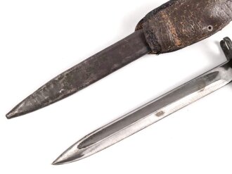 1.Weltkrieg Ersatzseitengewehr in vermutlich neuzeitlichem Koppelschuh. Geprägter Stahlgriff, Originallack auf Stahlscheide und Griff, Typ EB 47 mit ausgeprägter Laufkralle, Klinge mit Hohlkehle