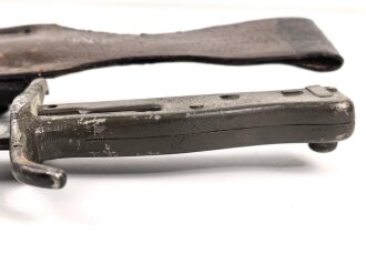 1.Weltkrieg Ersatzseitengewehr in vermutlich neuzeitlichem Koppelschuh. Geprägter Stahlgriff, Originallack auf Stahlscheide und Griff, Typ EB 47 mit ausgeprägter Laufkralle, Klinge mit Hohlkehle