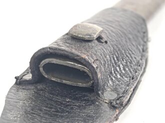1.Weltkrieg Ersatzseitengewehr in vermutlich neuzeitlichem Koppelschuh. Geprägter Stahlgriff, Originallack auf Stahlscheide und Griff, Typ EB 47 mit ausgeprägter Laufkralle, Klinge mit Hohlkehle