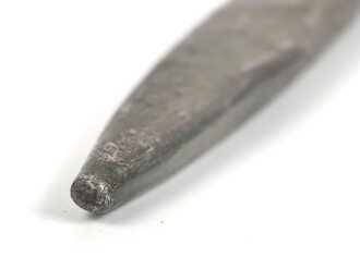 1.Weltkrieg Ersatzseitengewehr in vermutlich neuzeitlichem Koppelschuh. Geprägter Stahlgriff, Originallack auf Stahlscheide und Griff, Typ EB 47 mit ausgeprägter Laufkralle, Klinge mit Hohlkehle
