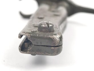 1.Weltkrieg Ersatzseitengewehr in vermutlich neuzeitlichem Koppelschuh. Geprägter Stahlgriff, Originallack auf Stahlscheide und Griff, Typ EB 47 mit ausgeprägter Laufkralle, Klinge mit Hohlkehle