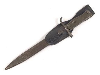 1.Weltkrieg Ersatzseitengewehr in vermutlich neuzeitlichem Koppelschuh. Geprägter Stahlgriff, Originallack auf Stahlscheide und Griff, Typ EB 47 mit ausgeprägter Laufkralle, Klinge mit Hohlkehle