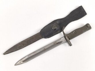 1.Weltkrieg Ersatzseitengewehr in vermutlich neuzeitlichem Koppelschuh. Geprägter Stahlgriff, Originallack auf Stahlscheide und Griff, Typ EB 47 mit ausgeprägter Laufkralle, Klinge mit Hohlkehle