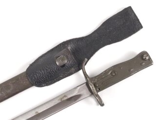 1.Weltkrieg Ersatzseitengewehr in vermutlich neuzeitlichem Koppelschuh. Geprägter Stahlgriff, Originallack auf Stahlscheide und Griff, Typ EB 47 mit ausgeprägter Laufkralle, Klinge mit Hohlkehle