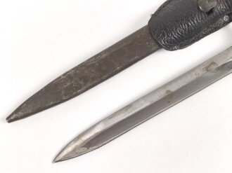 1.Weltkrieg Ersatzseitengewehr in vermutlich neuzeitlichem Koppelschuh. Geprägter Stahlgriff, Originallack auf Stahlscheide und Griff, Typ EB 47 mit ausgeprägter Laufkralle, Klinge mit Hohlkehle