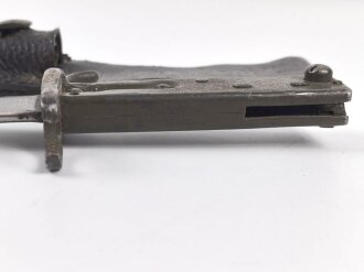 1.Weltkrieg Ersatzseitengewehr in vermutlich neuzeitlichem Koppelschuh. Geprägter Stahlgriff, Originallack auf Stahlscheide und Griff, Typ EB 47 mit ausgeprägter Laufkralle, Klinge mit Hohlkehle