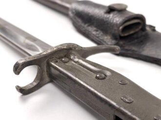 1.Weltkrieg Ersatzseitengewehr in vermutlich neuzeitlichem Koppelschuh. Geprägter Stahlgriff, Originallack auf Stahlscheide und Griff, Typ EB 47 mit ausgeprägter Laufkralle, Klinge mit Hohlkehle