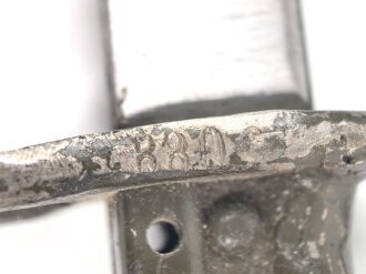 1.Weltkrieg Ersatzseitengewehr in vermutlich neuzeitlichem Koppelschuh. Geprägter Stahlgriff, Originallack auf Stahlscheide und Griff, Typ EB 47 mit ausgeprägter Laufkralle, Klinge mit Hohlkehle