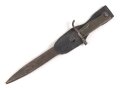 1.Weltkrieg Ersatzseitengewehr in vermutlich neuzeitlichem Koppelschuh. Geprägter Stahlgriff, Originallack auf Stahlscheide und Griff, Typ EB 47 mit ausgeprägter Laufkralle, Klinge mit Hohlkehle