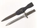 1.Weltkrieg Ersatzseitengewehr in vermutlich neuzeitlichem Koppelschuh. Geprägter Stahlgriff, Originallack auf Stahlscheide und Griff, Typ EB 47 mit ausgeprägter Laufkralle, Klinge mit Hohlkehle