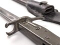 1.Weltkrieg Ersatzseitengewehr in vermutlich neuzeitlichem Koppelschuh. Geprägter Stahlgriff, Originallack auf Stahlscheide und Griff, Typ EB 47 mit ausgeprägter Laufkralle, Klinge mit Hohlkehle