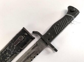 1.Weltkrieg Ersatzseitengewehr Typ EB 42  mit gerilltem Stahlgriff und Säge, Reste von schwarzem Originallack auf Stahlscheide, diese am Ort mit ca 6,5 cm offener Lötstelle.