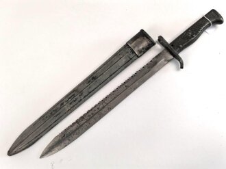1.Weltkrieg Ersatzseitengewehr Typ EB 42  mit gerilltem Stahlgriff und Säge, Reste von schwarzem Originallack auf Stahlscheide, diese am Ort mit ca 6,5 cm offener Lötstelle.