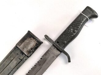 1.Weltkrieg Ersatzseitengewehr Typ EB 42  mit gerilltem Stahlgriff und Säge, Reste von schwarzem Originallack auf Stahlscheide, diese am Ort mit ca 6,5 cm offener Lötstelle.
