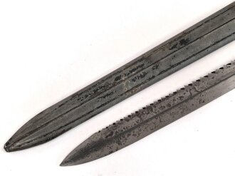 1.Weltkrieg Ersatzseitengewehr Typ EB 42  mit gerilltem Stahlgriff und Säge, Reste von schwarzem Originallack auf Stahlscheide, diese am Ort mit ca 6,5 cm offener Lötstelle.