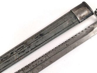 1.Weltkrieg Ersatzseitengewehr Typ EB 42  mit gerilltem Stahlgriff und Säge, Reste von schwarzem Originallack auf Stahlscheide, diese am Ort mit ca 6,5 cm offener Lötstelle.