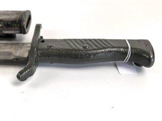 1.Weltkrieg Ersatzseitengewehr Typ EB 42  mit gerilltem Stahlgriff und Säge, Reste von schwarzem Originallack auf Stahlscheide, diese am Ort mit ca 6,5 cm offener Lötstelle.