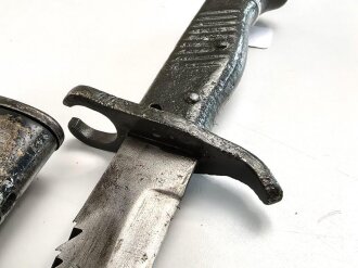 1.Weltkrieg Ersatzseitengewehr Typ EB 42  mit gerilltem Stahlgriff und Säge, Reste von schwarzem Originallack auf Stahlscheide, diese am Ort mit ca 6,5 cm offener Lötstelle.