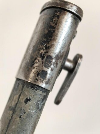 1.Weltkrieg Ersatzseitengewehr Typ EB 42  mit gerilltem Stahlgriff und Säge, Reste von schwarzem Originallack auf Stahlscheide, diese am Ort mit ca 6,5 cm offener Lötstelle.
