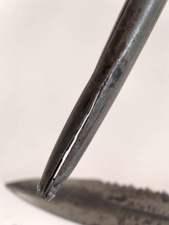 1.Weltkrieg Ersatzseitengewehr Typ EB 42  mit gerilltem Stahlgriff und Säge, Reste von schwarzem Originallack auf Stahlscheide, diese am Ort mit ca 6,5 cm offener Lötstelle.