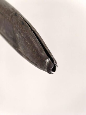 1.Weltkrieg Ersatzseitengewehr Typ EB 42  mit gerilltem Stahlgriff und Säge, Reste von schwarzem Originallack auf Stahlscheide, diese am Ort mit ca 6,5 cm offener Lötstelle.