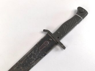 1.Weltkrieg Ersatzseitengewehr Typ EB 42  mit gerilltem Stahlgriff und Säge, Reste von schwarzem Originallack auf Stahlscheide, diese am Ort mit ca 6,5 cm offener Lötstelle.