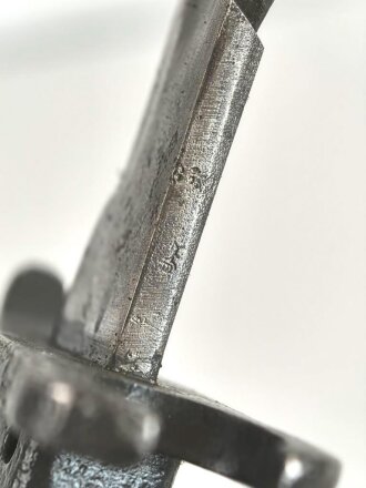 1.Weltkrieg Ersatzseitengewehr Typ EB 42  mit gerilltem Stahlgriff und Säge, Reste von schwarzem Originallack auf Stahlscheide, diese am Ort mit ca 6,5 cm offener Lötstelle.