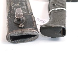 1.Weltkrieg Ersatzseitengewehr Typ EB 42  mit gerilltem Stahlgriff und Säge, Reste von schwarzem Originallack auf Stahlscheide, diese am Ort mit ca 6,5 cm offener Lötstelle.