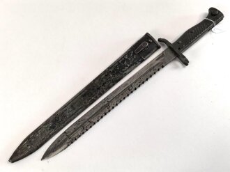 1.Weltkrieg Ersatzseitengewehr Typ EB 42  mit gerilltem Stahlgriff und Säge, Reste von schwarzem Originallack auf Stahlscheide, diese am Ort mit ca 6,5 cm offener Lötstelle.
