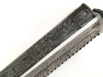 1.Weltkrieg Ersatzseitengewehr Typ EB 42  mit gerilltem Stahlgriff und Säge, Reste von schwarzem Originallack auf Stahlscheide, diese am Ort mit ca 6,5 cm offener Lötstelle.