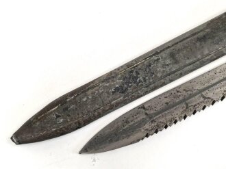 1.Weltkrieg Ersatzseitengewehr Typ EB 42  mit gerilltem Stahlgriff und Säge, Reste von schwarzem Originallack auf Stahlscheide, diese am Ort mit ca 6,5 cm offener Lötstelle.