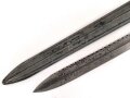 1.Weltkrieg Ersatzseitengewehr Typ EB 42  mit gerilltem Stahlgriff und Säge, Reste von schwarzem Originallack auf Stahlscheide, diese am Ort mit ca 6,5 cm offener Lötstelle.