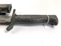 1.Weltkrieg Ersatzseitengewehr Typ EB 42  mit gerilltem Stahlgriff und Säge, Reste von schwarzem Originallack auf Stahlscheide, diese am Ort mit ca 6,5 cm offener Lötstelle.