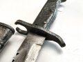 1.Weltkrieg Ersatzseitengewehr Typ EB 42  mit gerilltem Stahlgriff und Säge, Reste von schwarzem Originallack auf Stahlscheide, diese am Ort mit ca 6,5 cm offener Lötstelle.